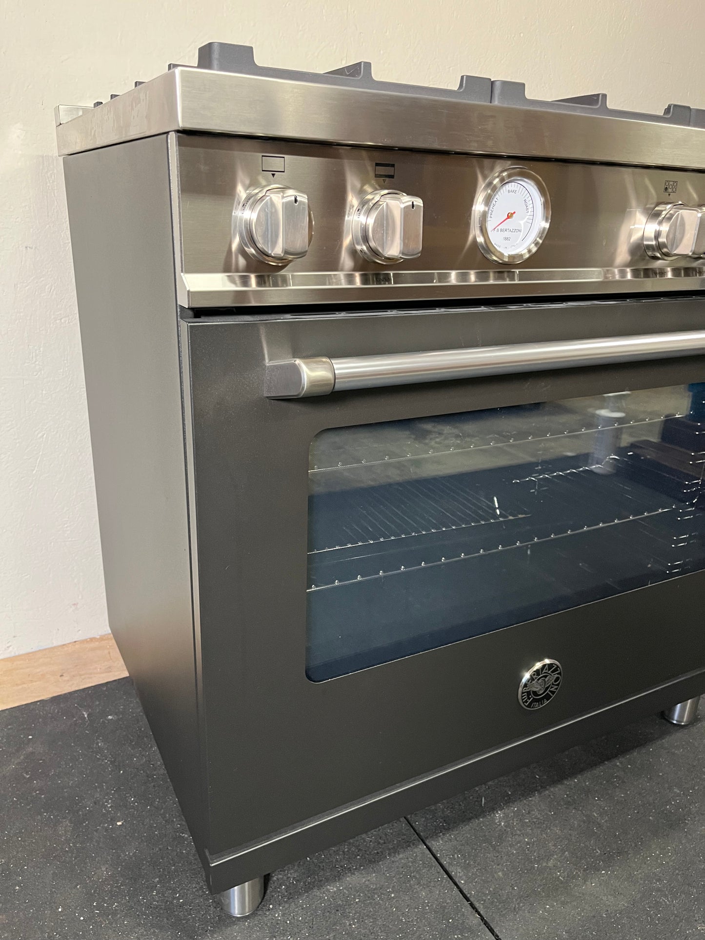 $5000 NEW Bertazzoni Italy Master Series 36 Inch Freestanding Gas Range Propane