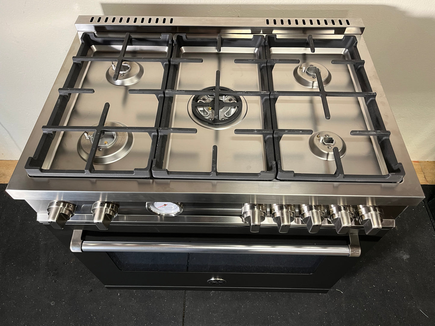 $5000 NEW Bertazzoni Italy Master Series 36 Inch Freestanding Gas Range Propane