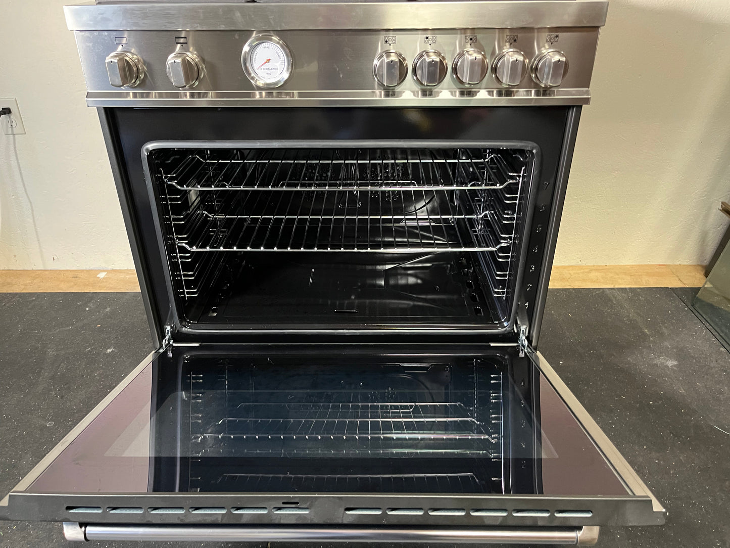 $5000 NEW Bertazzoni Italy Master Series 36 Inch Freestanding Gas Range Propane