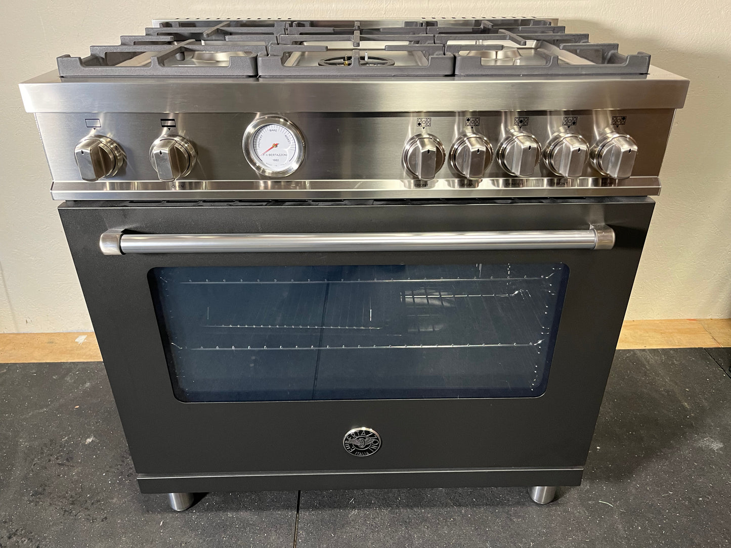 $5000 NEW Bertazzoni Italy Master Series 36 Inch Freestanding Gas Range Propane