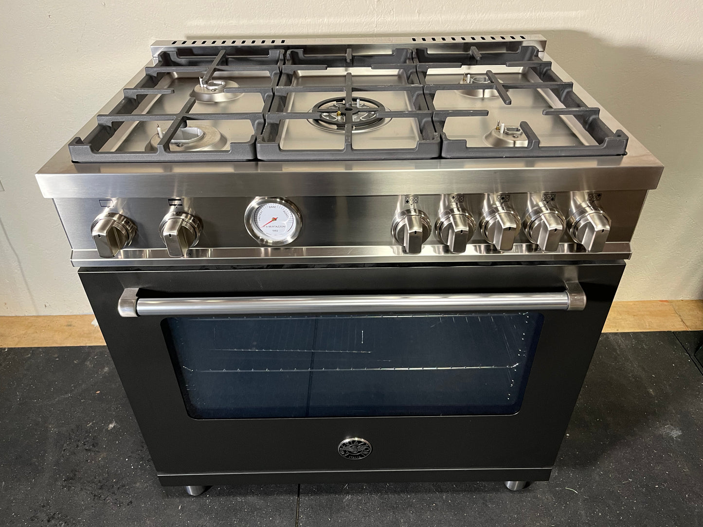 $5000 NEW Bertazzoni Italy Master Series 36 Inch Freestanding Gas Range Propane